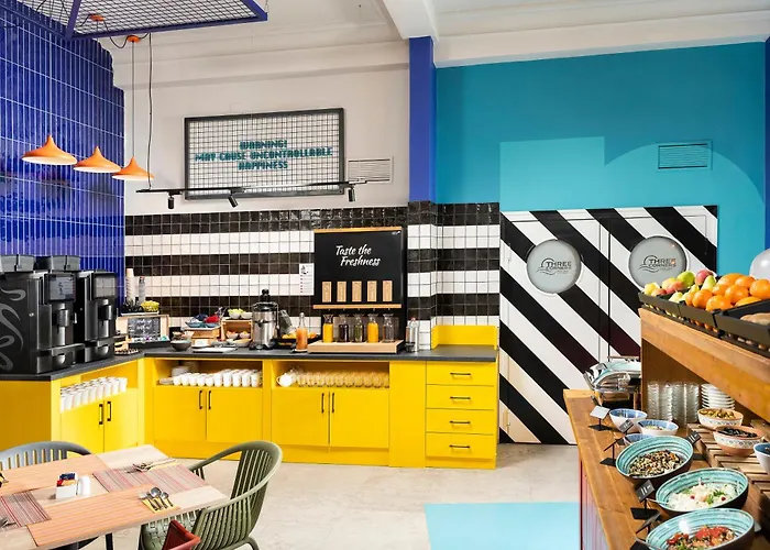 Three Corners Anna מלון